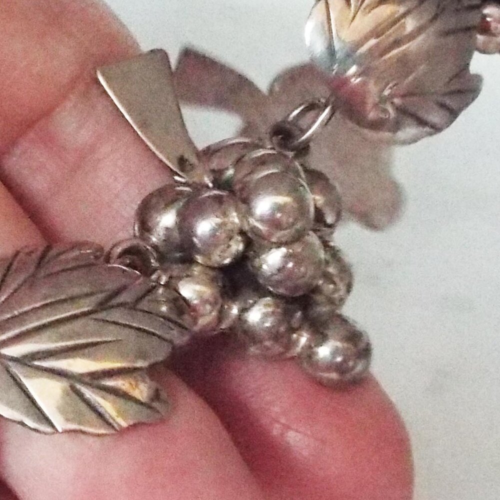 ANTIQUE TAXCO MEXICO STERLING REPOUSSE GRAPES AND LEAVES CLUSTERS BRACELET 34 - Picture 5 of 6